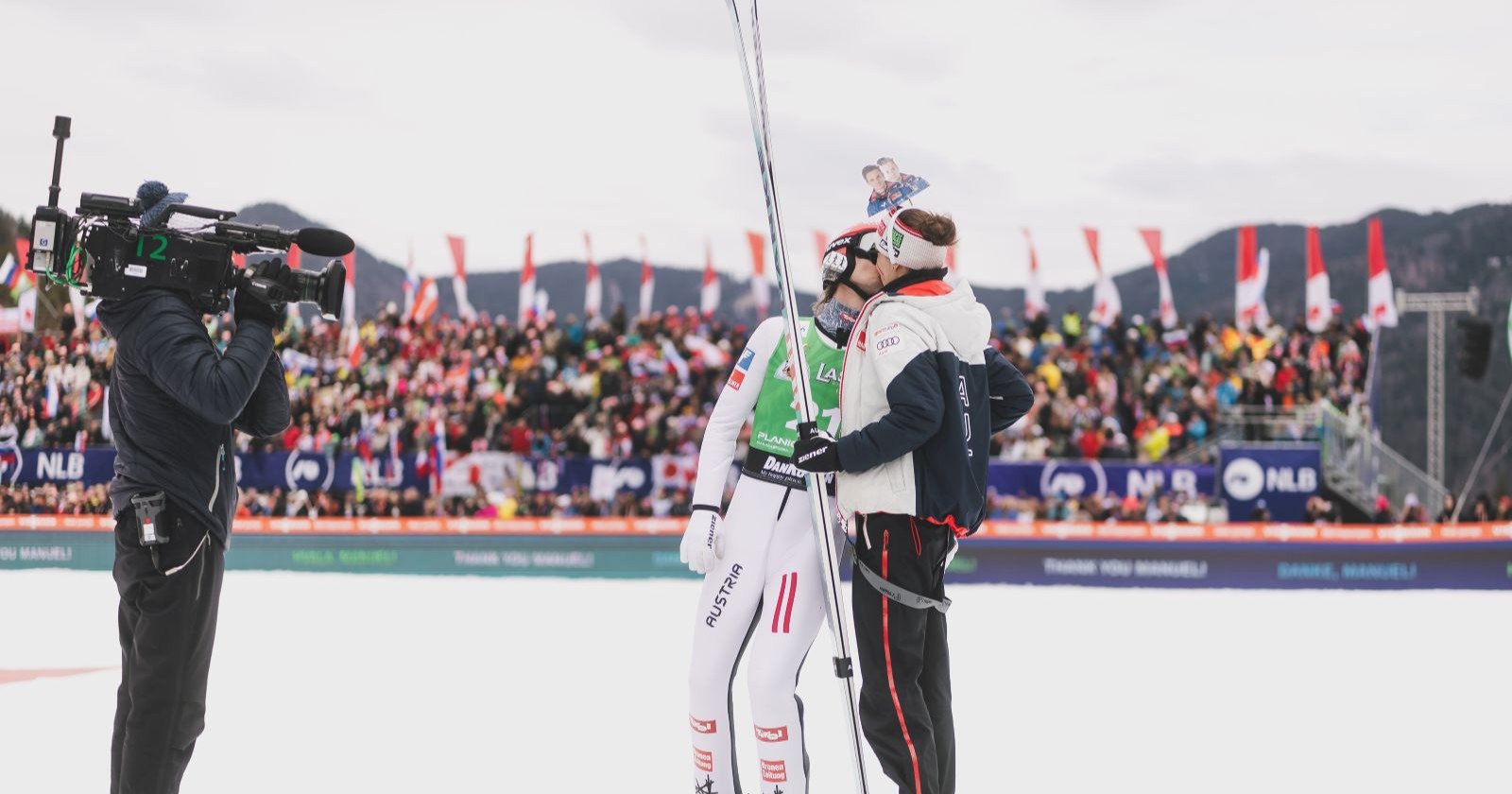 Manuel Fettner macht Lisa Eder nach seinem letzten Skisprung in Planica einen Verlobungsantrag