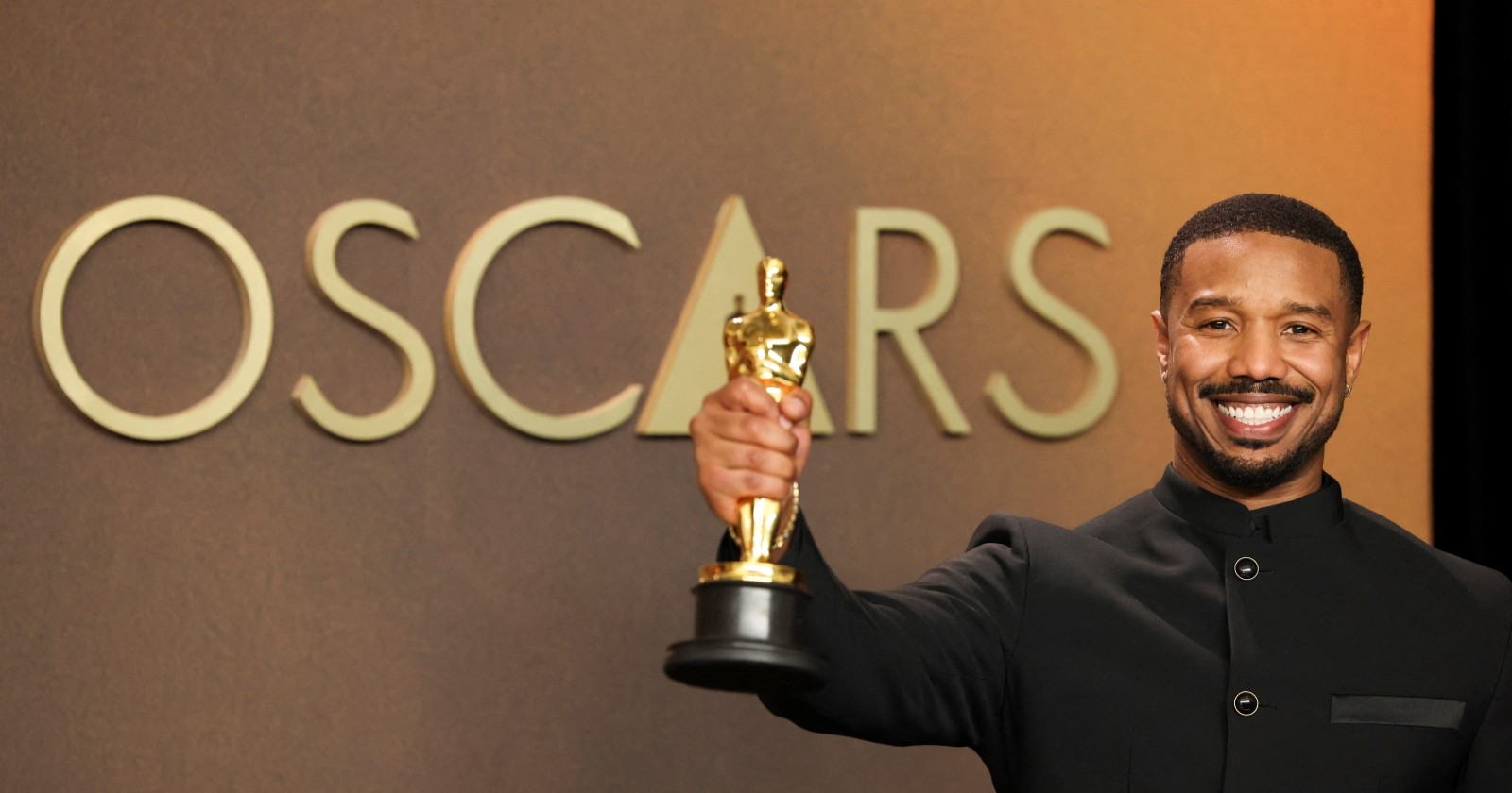 Michael B. Jordan posiert mit der Oscar Auszeichnung.