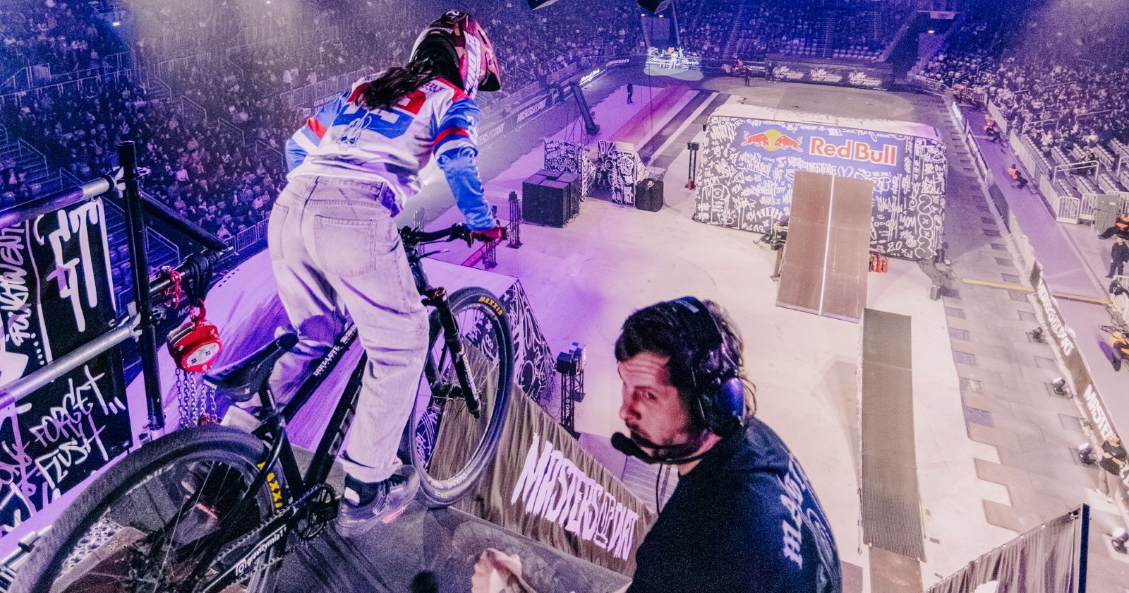 Mädchen mit Bike auf der Rampe