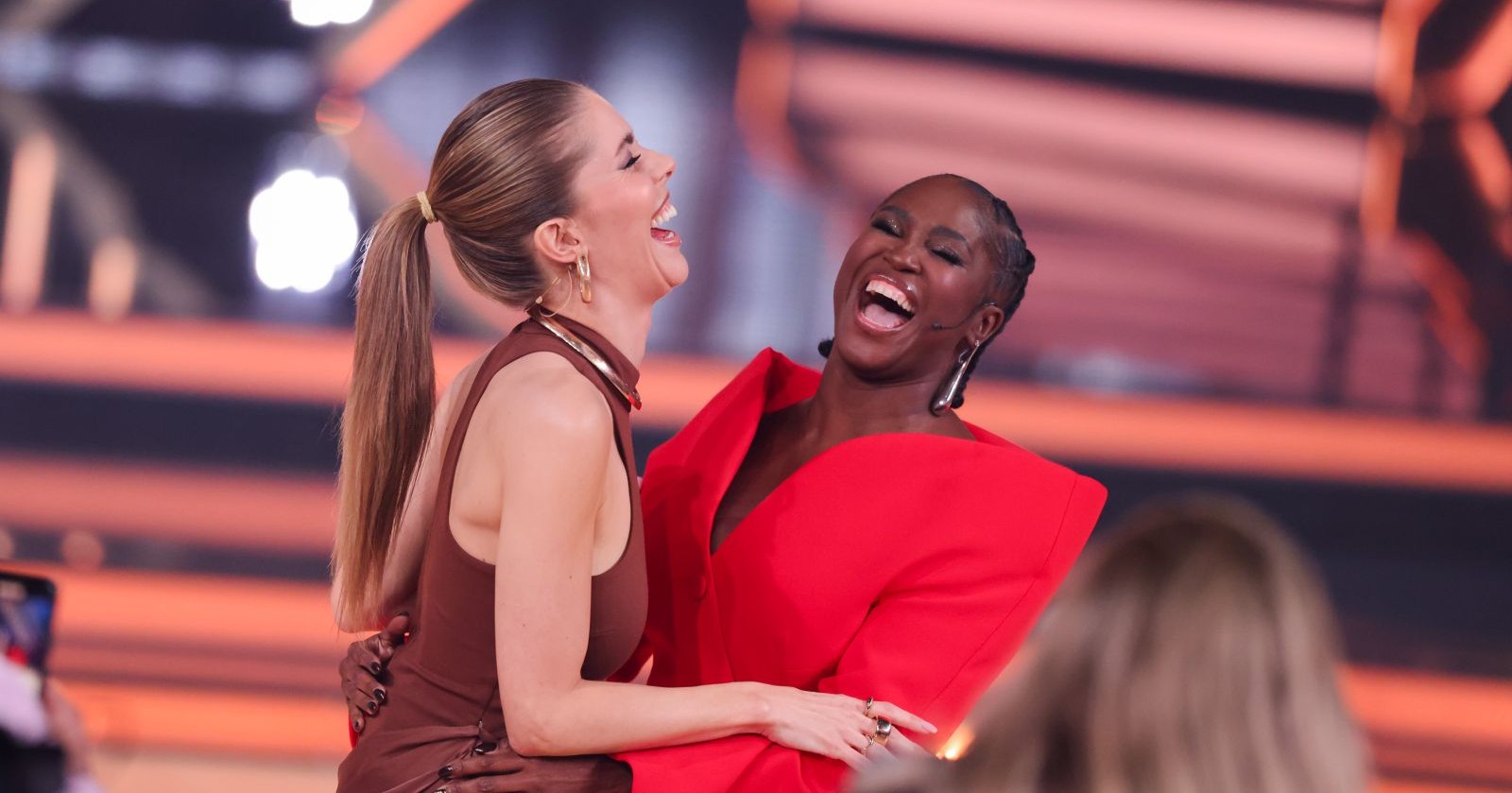 „Let’s Dance“-Jurorin Motsi Mabuse lacht gemeinsam mit Moderatorin Victoria Swarovski auf dem Tanzparkett der RTL-Show „Let’s Dance“.