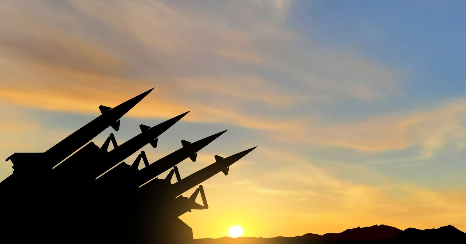 Silhouette eines NATO-Raketenabwehrsystems bei Sonnenuntergang – Symbolbild für abgefangene iranische Rakete Richtung Türkei und Europa.