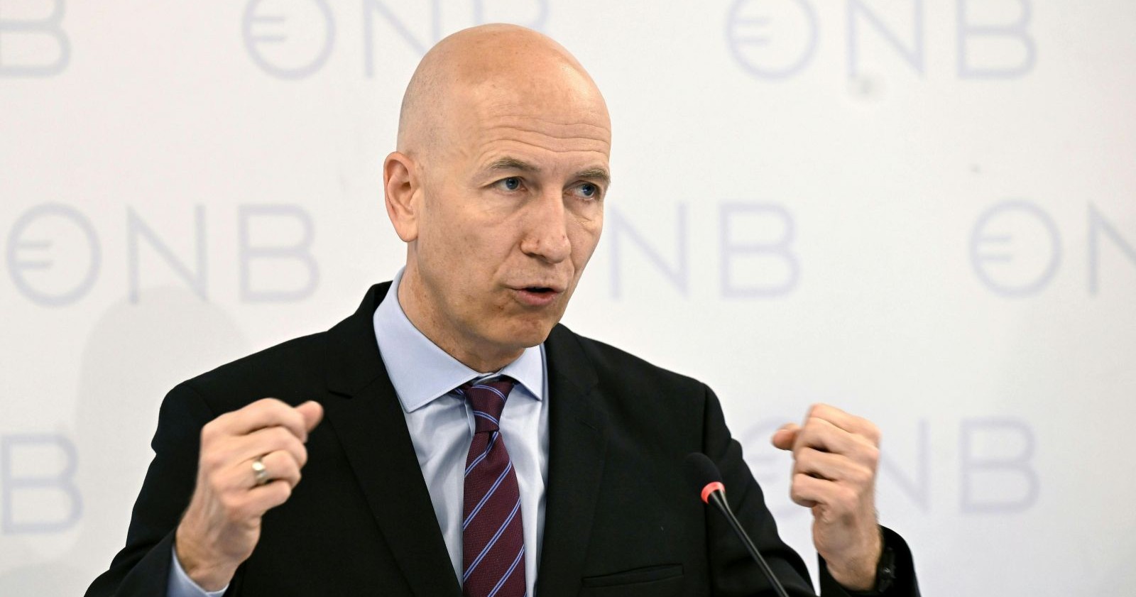 OeNB-Gouverneur Martin Kocher spricht bei einer Pressekonferenz über die Prognose zum wirtschaftlichen Wachstum in Österreich und warnt vor den Folgen des Iran-Kriegs auf die Konjunktur