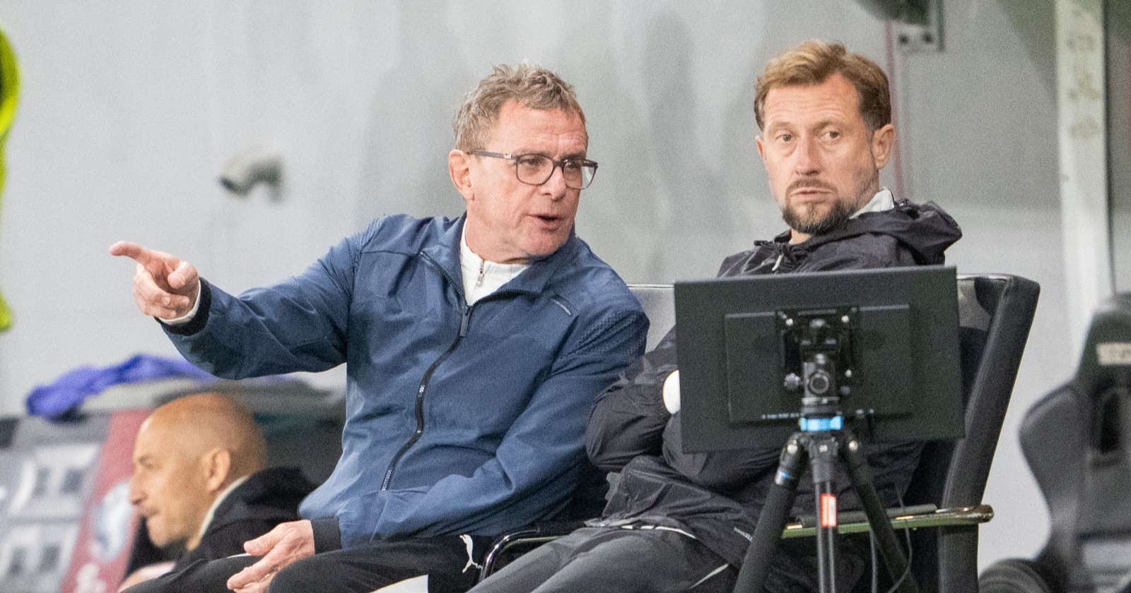 Ralf Rangnick und Lars Kornetka während einem Länderspiel.