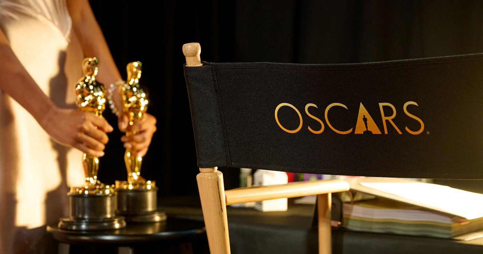 Oscars 2026 in Hollywood – Symbolbild zur Oscarverleihung mit Oscar-Statuetten und Regiestuhl. Thomas Sandhofer bekochte die Gäste