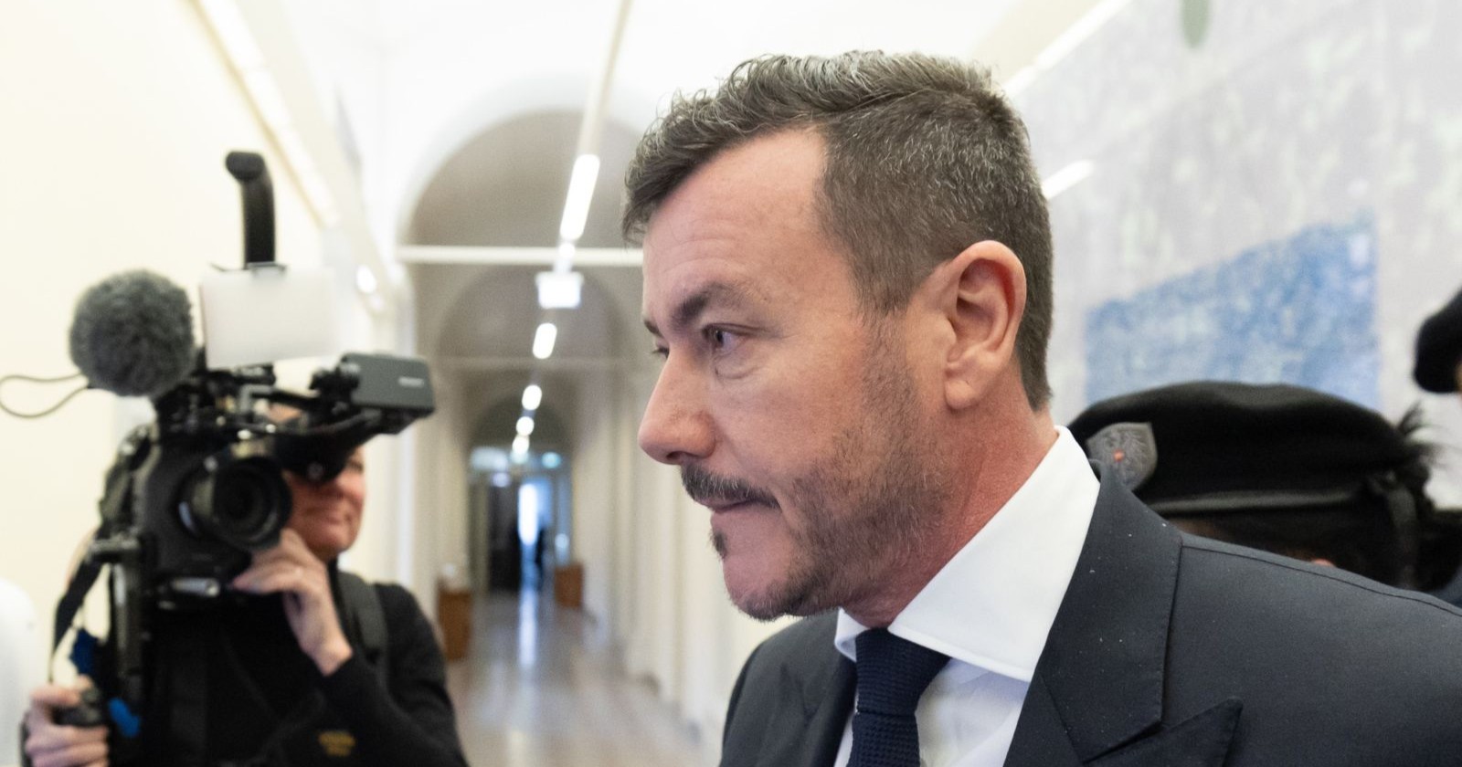 René Benko vor Gericht in Wien während eines Verfahrens rund um die Signa-Pleite und seine Untersuchungshaft.