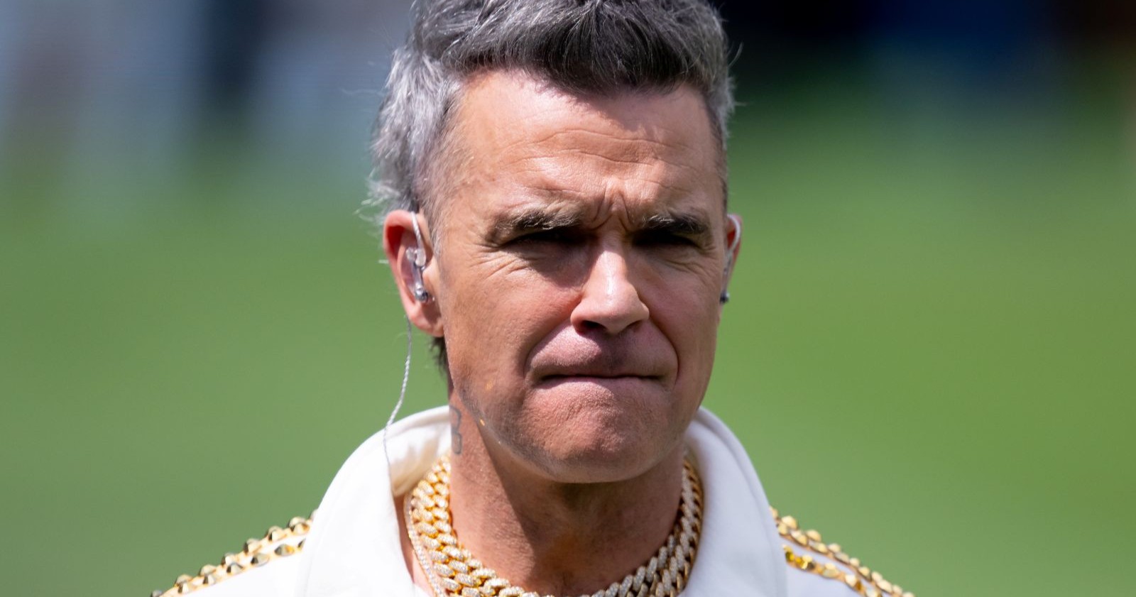 Robbie Williams mit ernstem Gesicht/ Robbie Williams hatte einen Unfall vor den Brits Awards