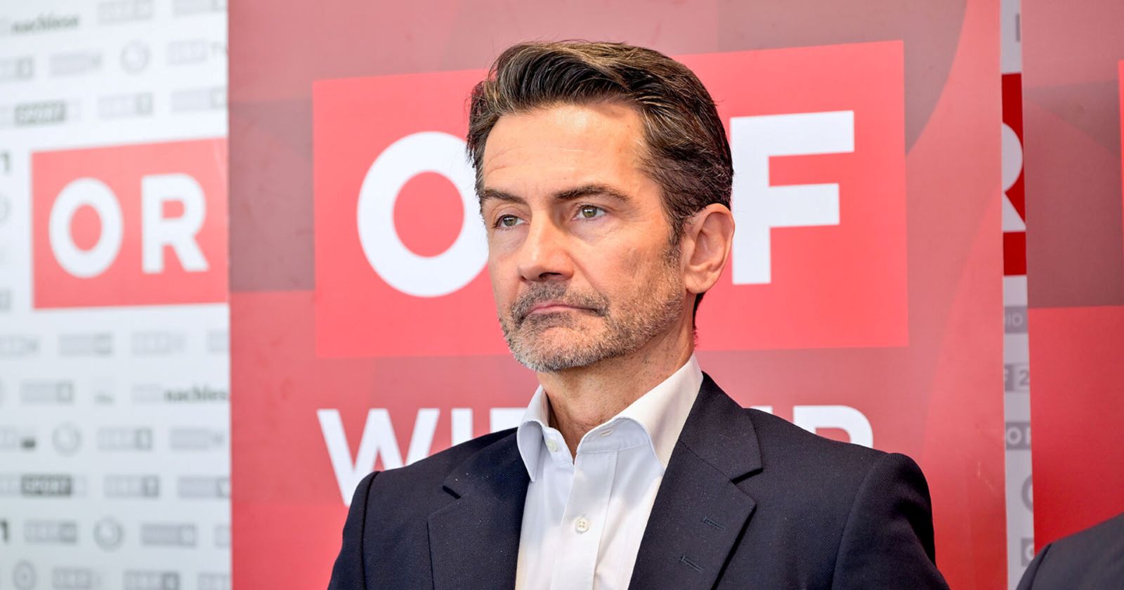Roland Weißmann vor ORF-Logo in Wien – der ORF-Generaldirektor tritt nach Vorwürfen einer Mitarbeiterin zurück.