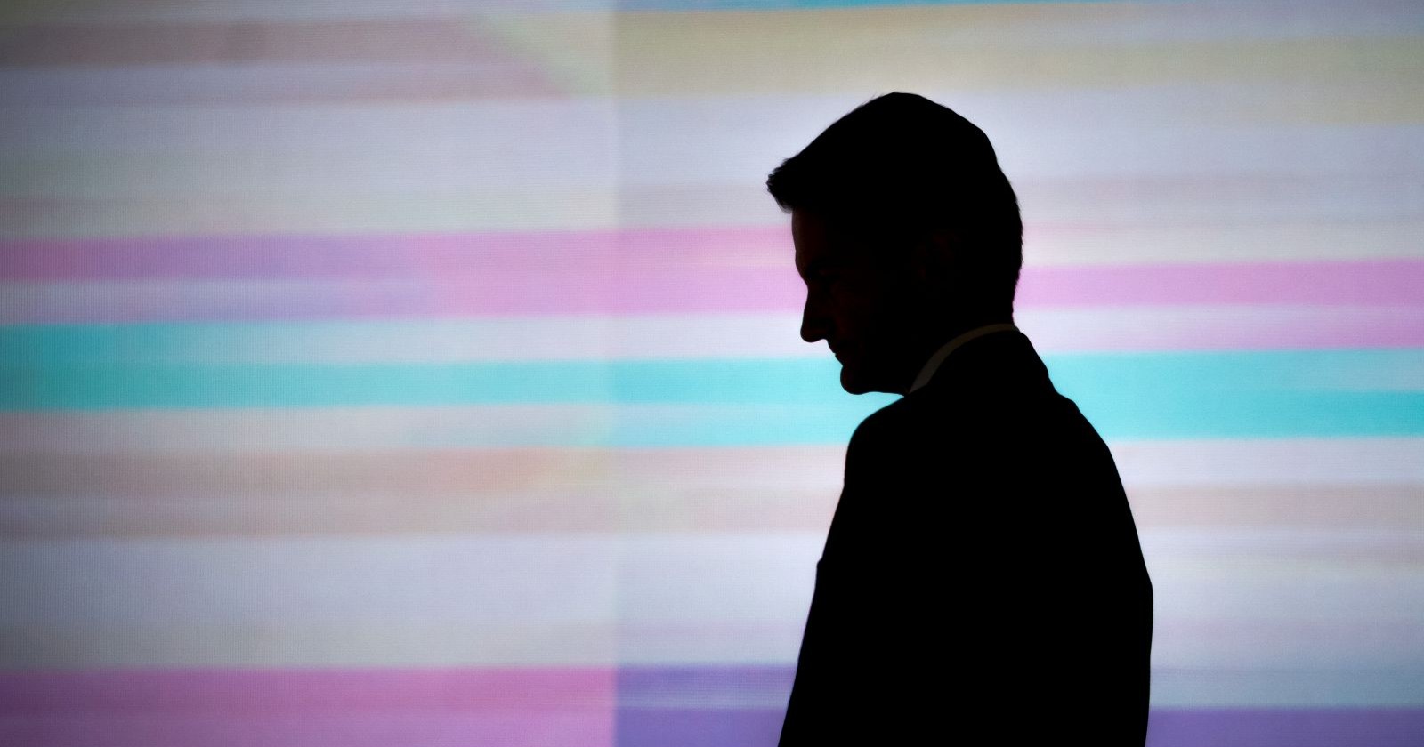 Silhouette von Roland Weißmann vor buntem Hintergrund – der ehemalige ORF-Chef trat nach Vorwürfen einer Mitarbeiterin zurück.