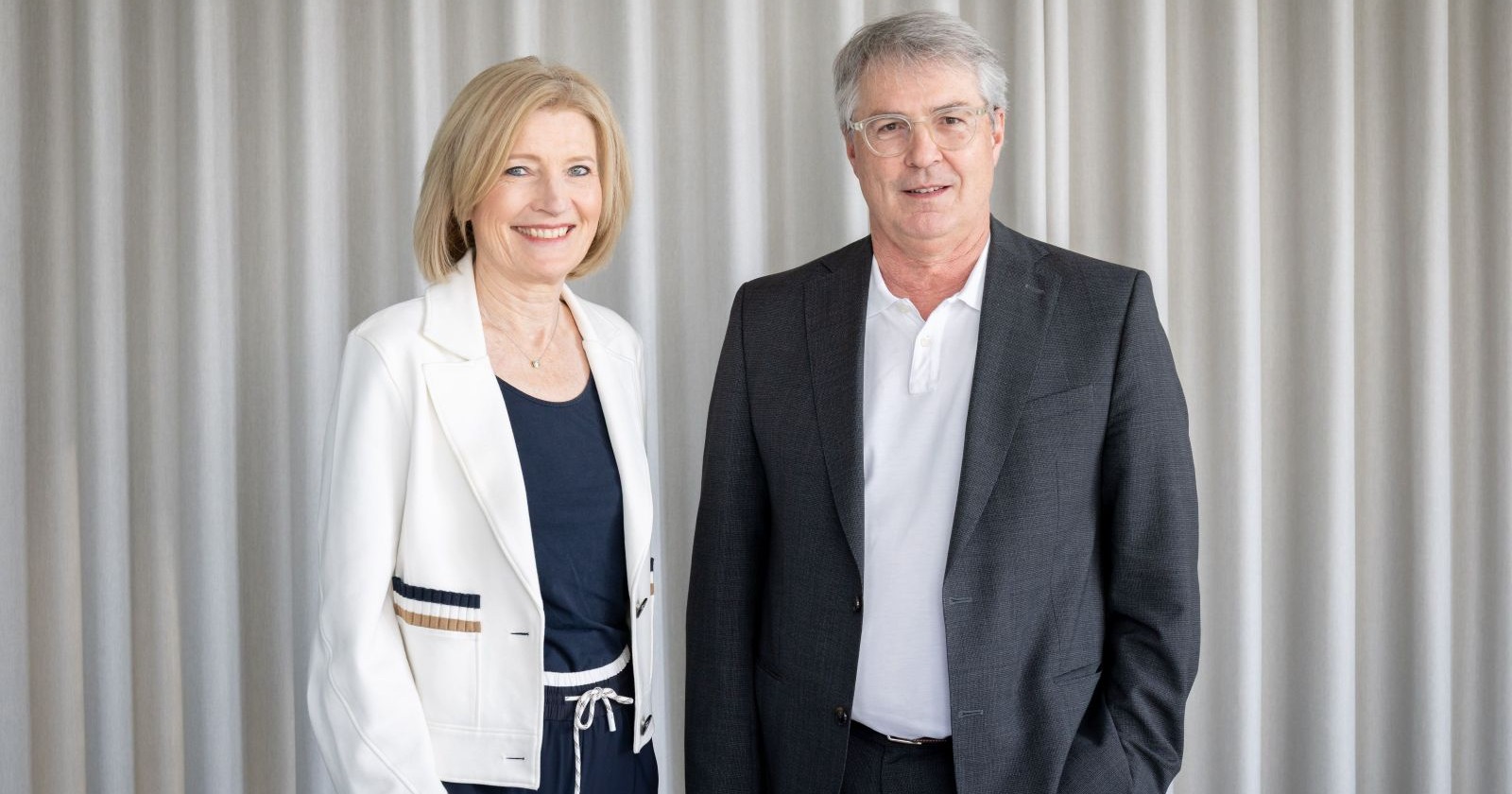 Kurier Führungsspitze vor einem hellgrauen Vorhang