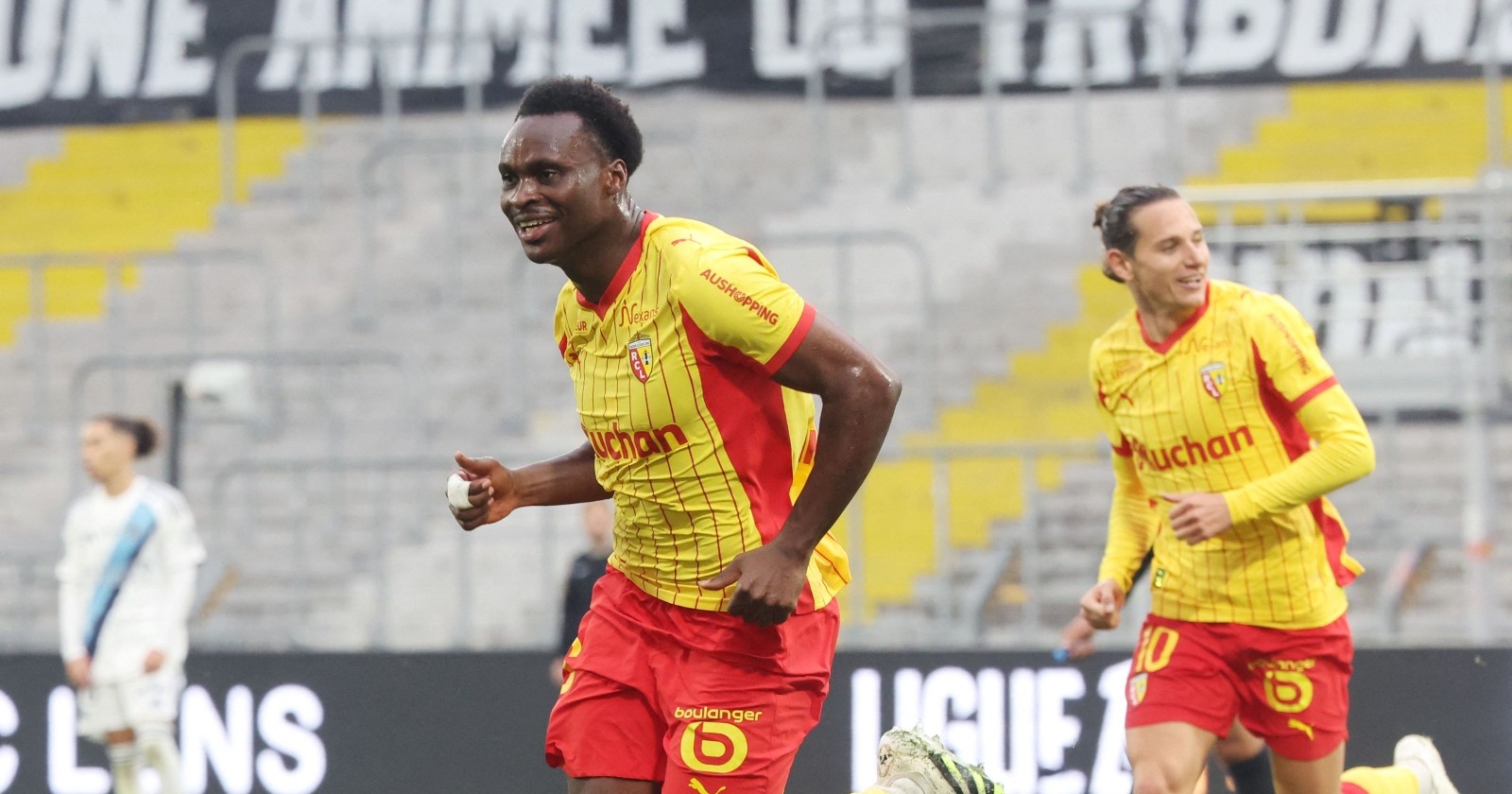 Samson Baidoo feiert ein Tor für RC Lens.
