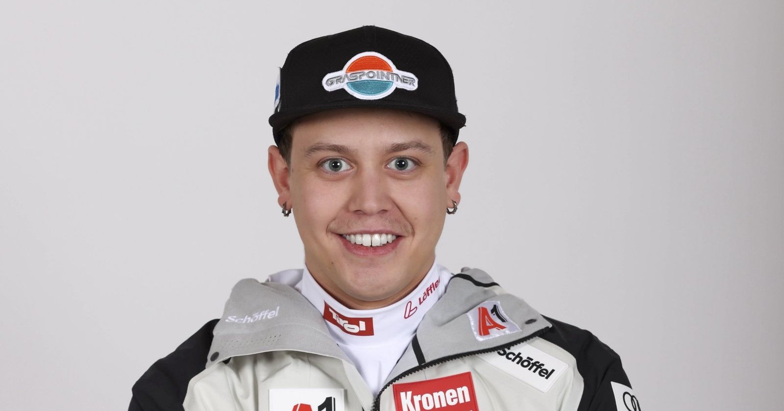 Porträt des österreichischen Mono-Skifahrers Sebastian Rigby, der sich für die Paralympischen Winterspiele 2026 qualifiziert hat.