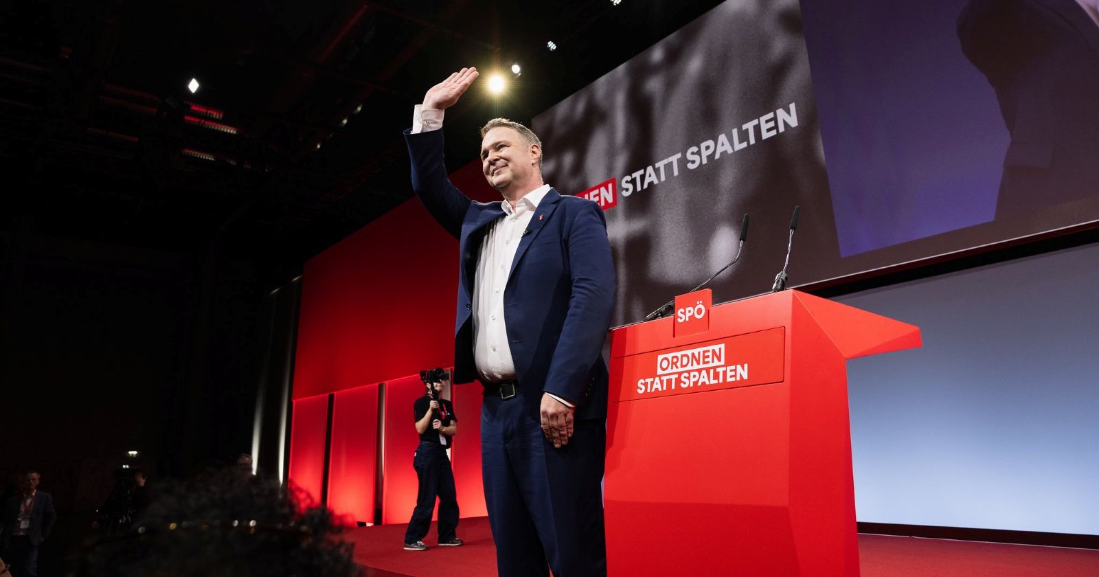 Andreas Babler beim SPÖ-Parteitag 2026 in Wien – Wiederwahl zum SPÖ-Vorsitzenden mit 81,5 Prozent der Stimmen.