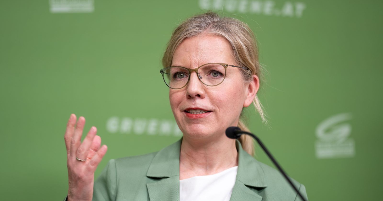 Leonore Gewessler spricht bei Pressekonferenz zur Spritpreisbremse und kritisiert Regierung trotz Zustimmung