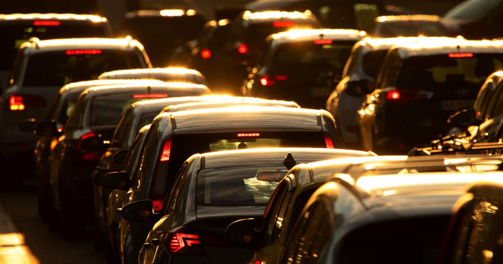 Stau Südosttangente Unfall A23 Wien – dichter Verkehr und lange Autoschlange nach LKW-Crash auf der Wiener Tangente.