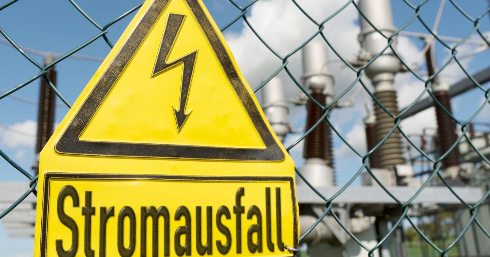 Warnschild Stromausfall vor Umspannwerk – Symbolbild für Stromausfall in Kärnten in Krumpendorf und Klagenfurt.