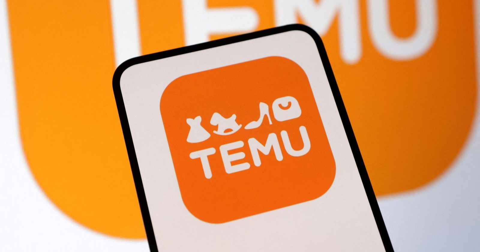 Temu App Logo auf Smartphone – Kritik an irreführenden Geschäftspraktiken und strengere Regeln in Österreich