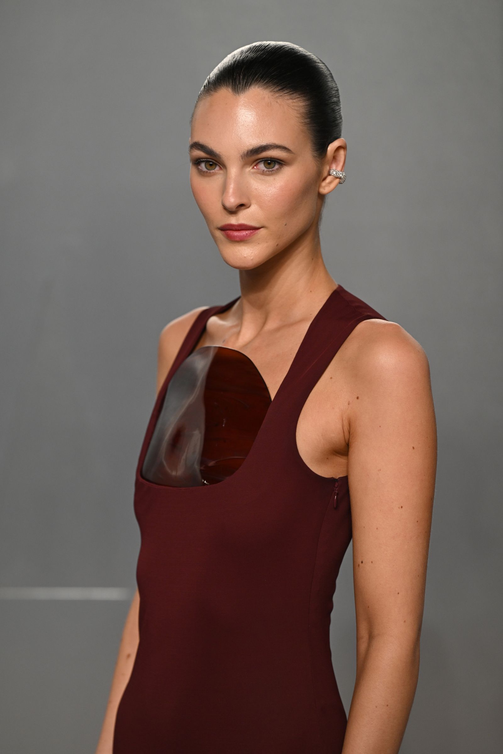 Model Vittoria Ceretti, Freundin von Leonardo DiCaprio, setzt bei den Oscars 2026 mit ihrem eleganten dunkelroten Kleid ein stilvolles Statement bei den Oscars 2026.