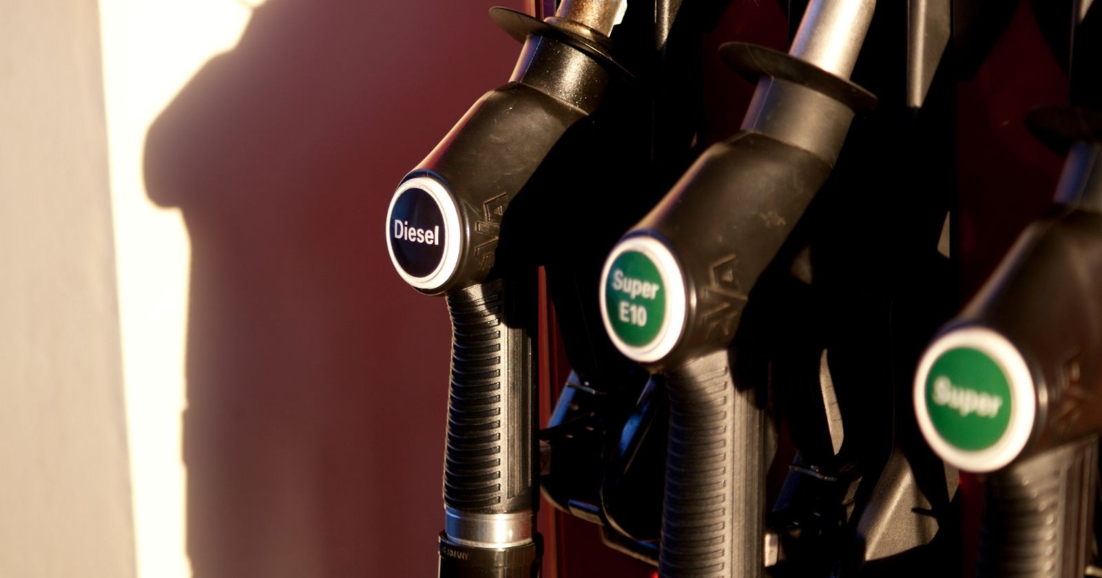 Zapfsäulen mit Diesel, Super und Super E10 an einer Tankstelle – Zoll kontrolliert Tank-Touristen wegen hoher Spritpreise an deutschen Grenzen.