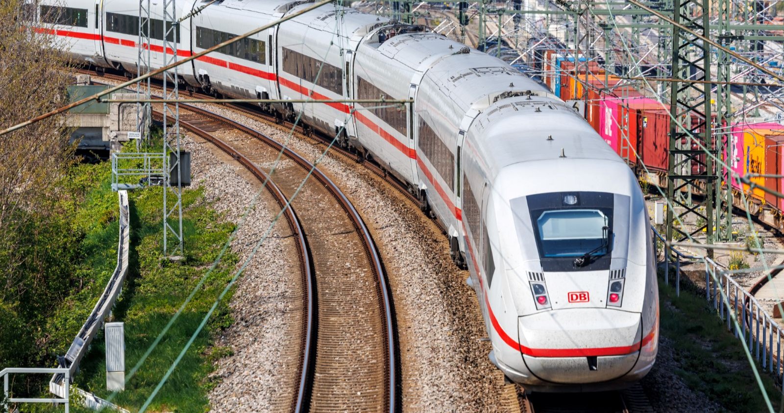 Ein ICE Zug auf den Gleisen.