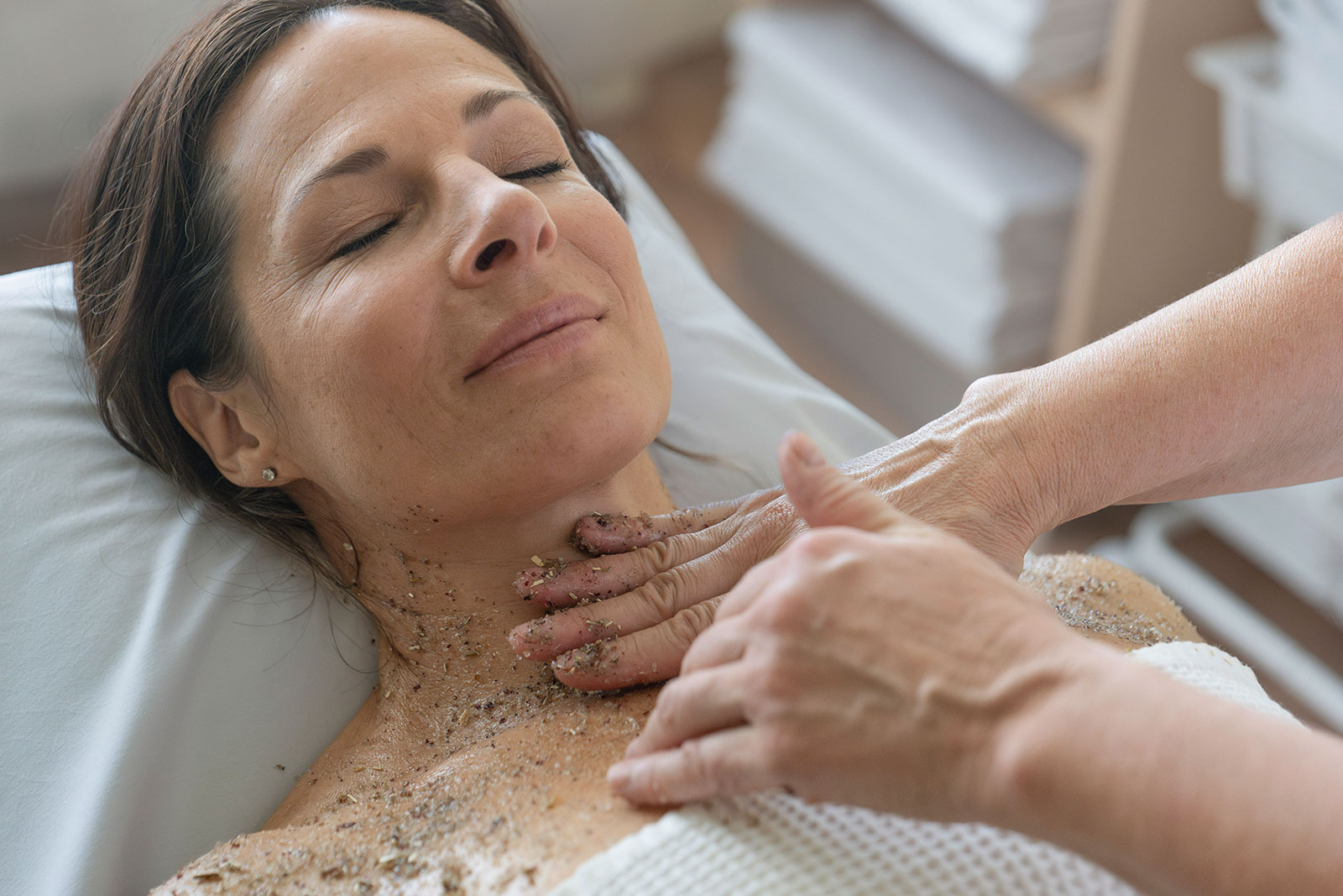 Frau bei der Massage | Credit: Martin Fickert