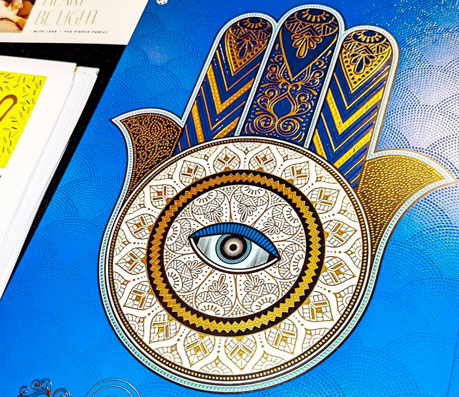 Buch mit Mandala-Emblem auf dem Cover | Credit: Colour &amp; Point