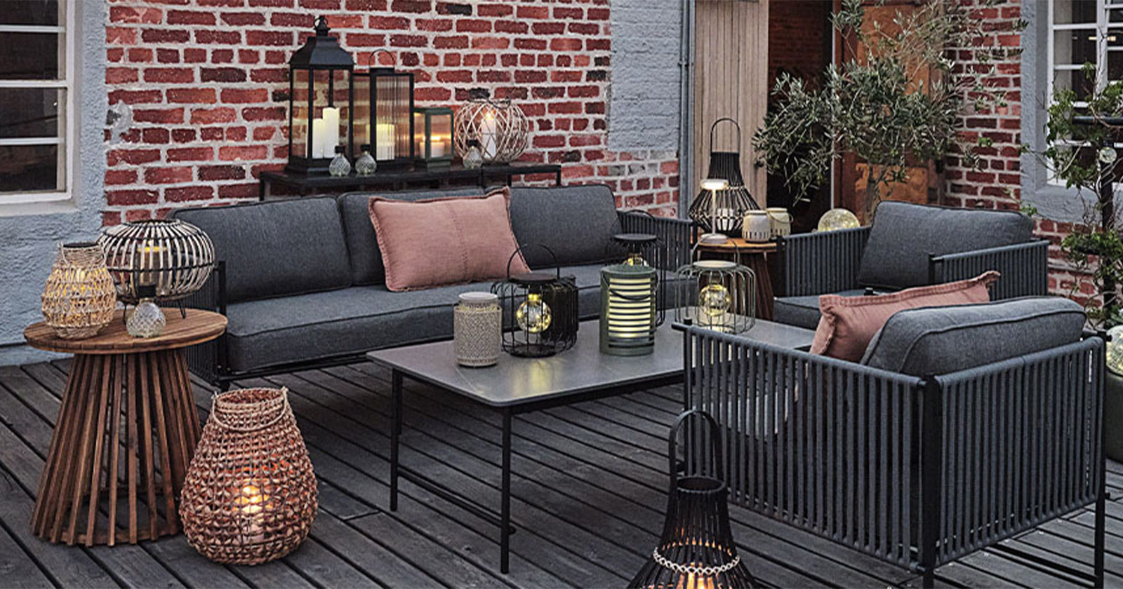 Terrasse mit Gartenbeleuchtung an einem Sommerabend | Credit: JYSK