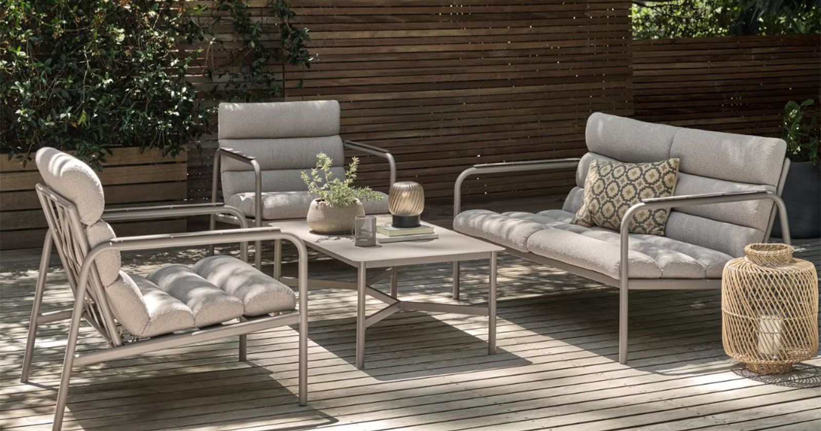 Terrasse mit bequemen Outdoor-Gartenmöbeln in hellen Farben | Credit: JYSK