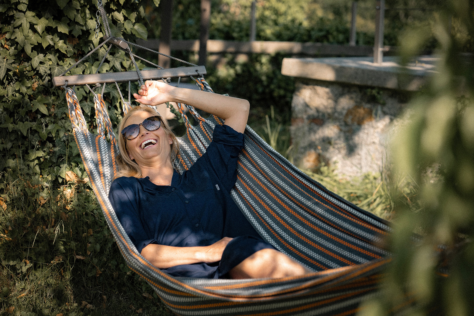 Lachende Frau in der Hängematte | Credit: Pedagrafie