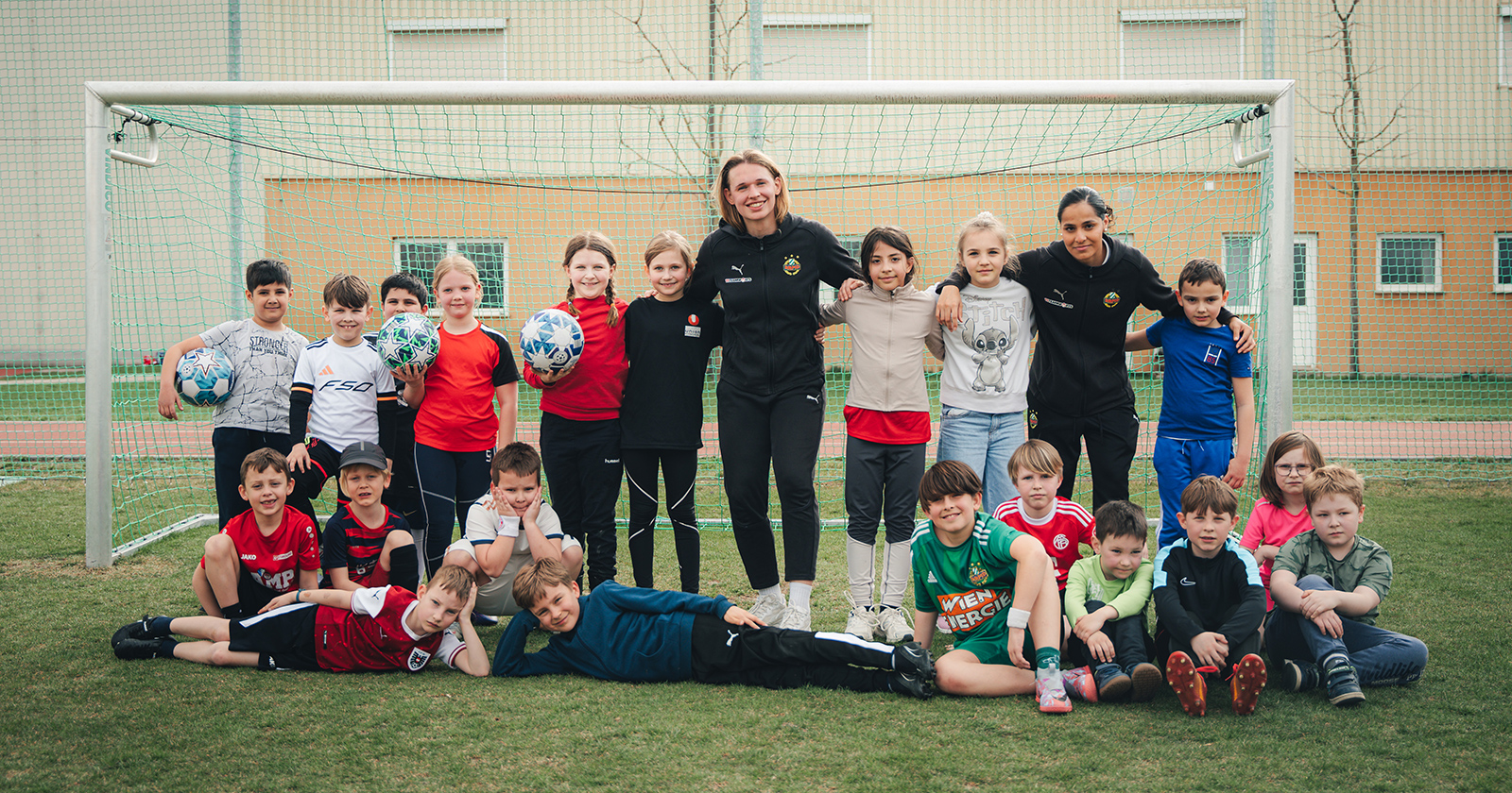 Mitglieder des SK Rapid beim Training mit Kindern | Credit: Lena Harrer