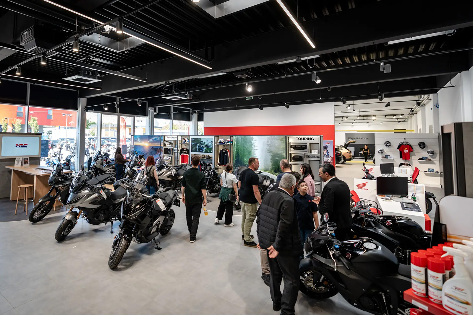 Motorrad-Fans beim Gustieren in einem Store | Credit: Motor-City