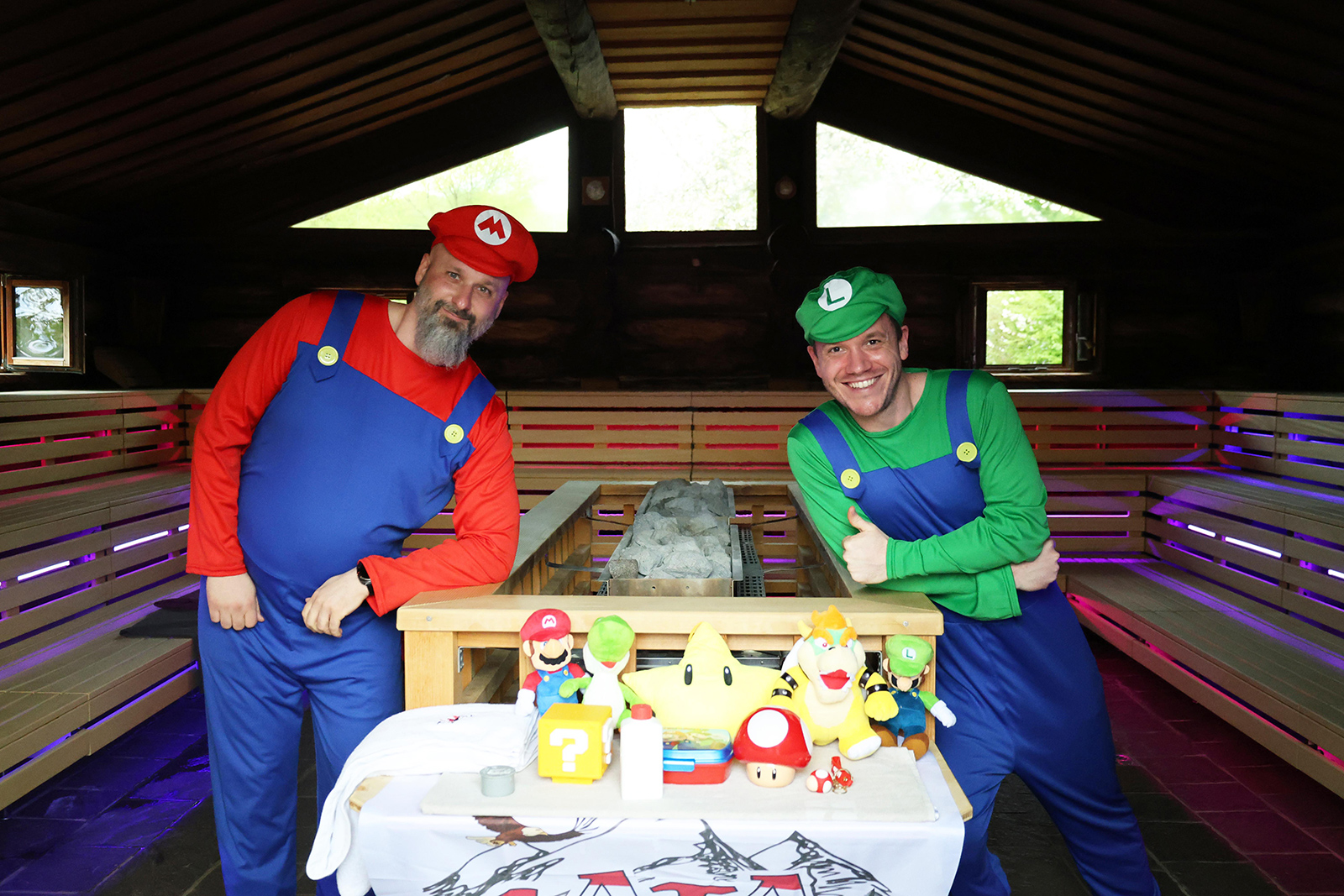Als Super Mario verkleidete Männer in einer Sauna | Credit: LTR
