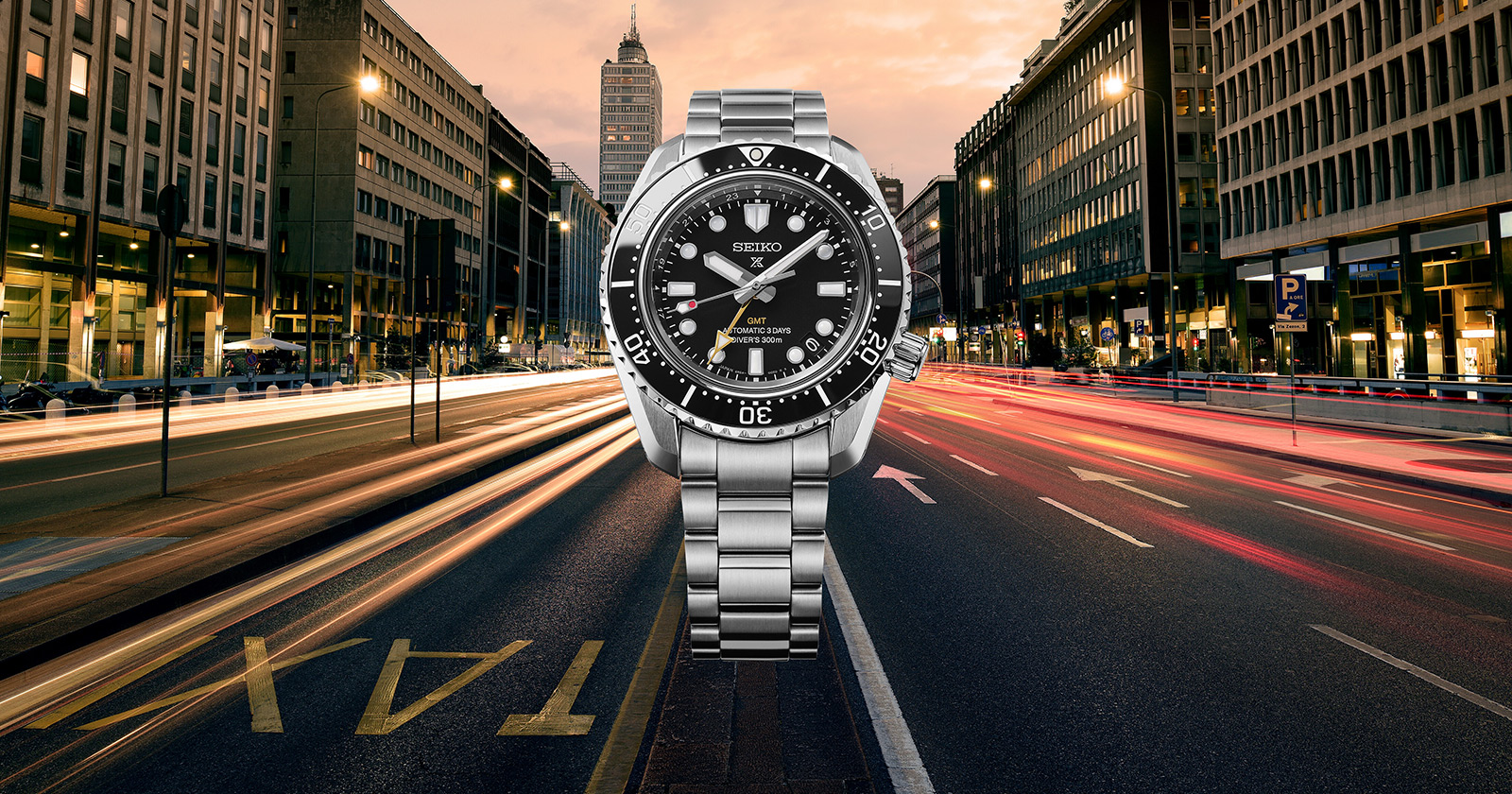 Schwarze Quarzuhr vor der Kulisse einer nächtlichen Stadtautobahn | Credit: Seiko