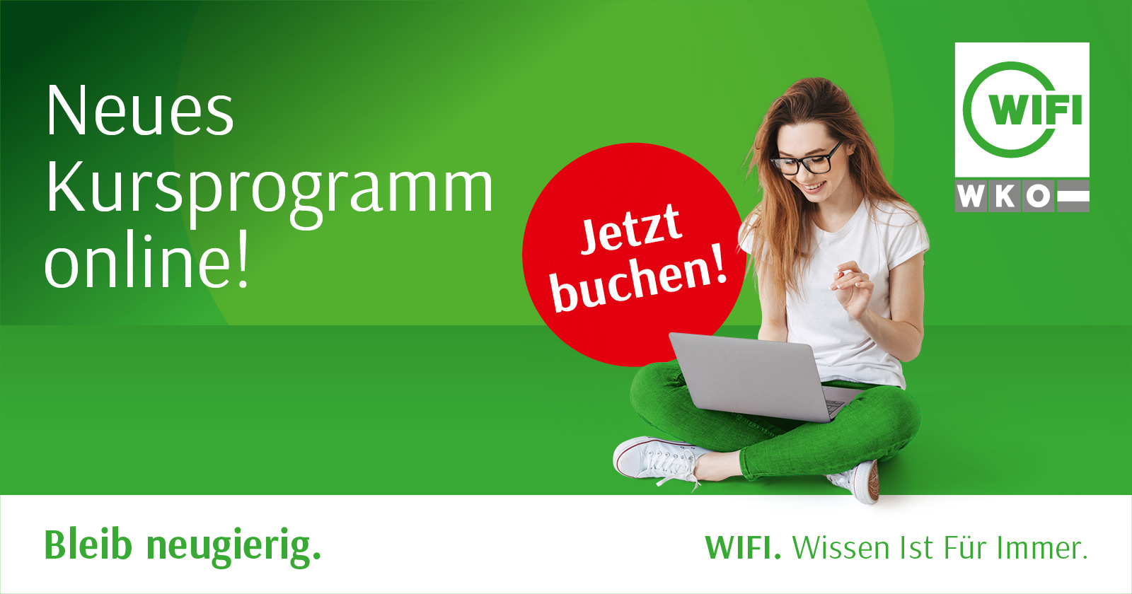 Junge Frau sitzt im Schneidersitz vor ihrem Laptop | Credit: WIFI OÖ