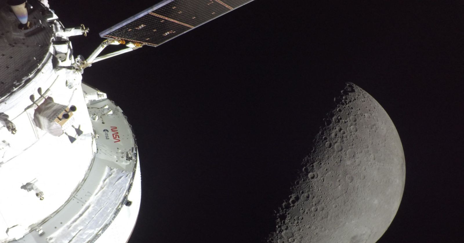 Artemis 2 Orion-Kapsel im Weltraum mit Blick auf den Mond während der historischen NASA-Mondmission