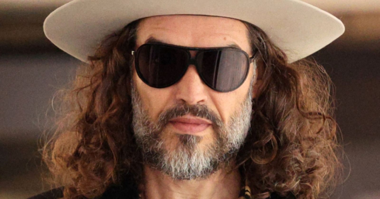 Russell Brand mit Hut und Sonnenbrille – Schauspieler äußert sich zu Vorwürfen und Prozess in London