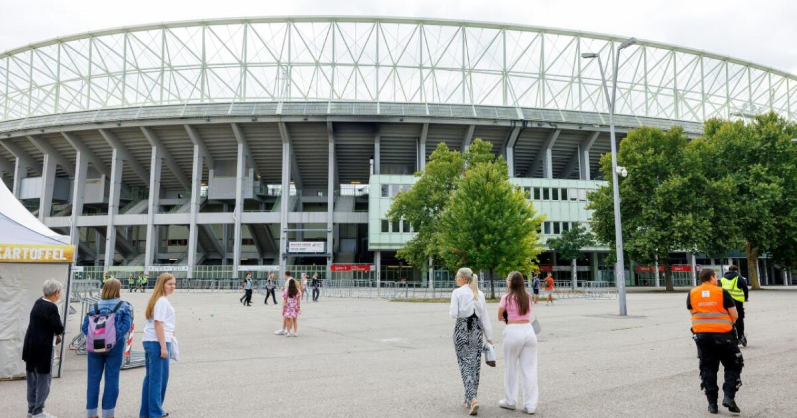 Ernst-Happel-Stadion Wien außen mit Besuchern vor einem Taylor Swift Konzert – Ort des vereitelten geplanten Anschlags in Wien