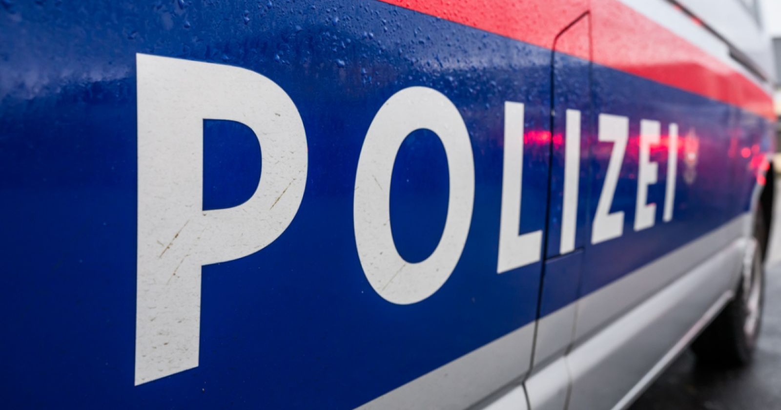 Polizeifahrzeug mit Schriftzug „Polizei“ bei Einsatz nach Messerattacke durch 17-Jährigen auf Ehepaar in der Steiermark