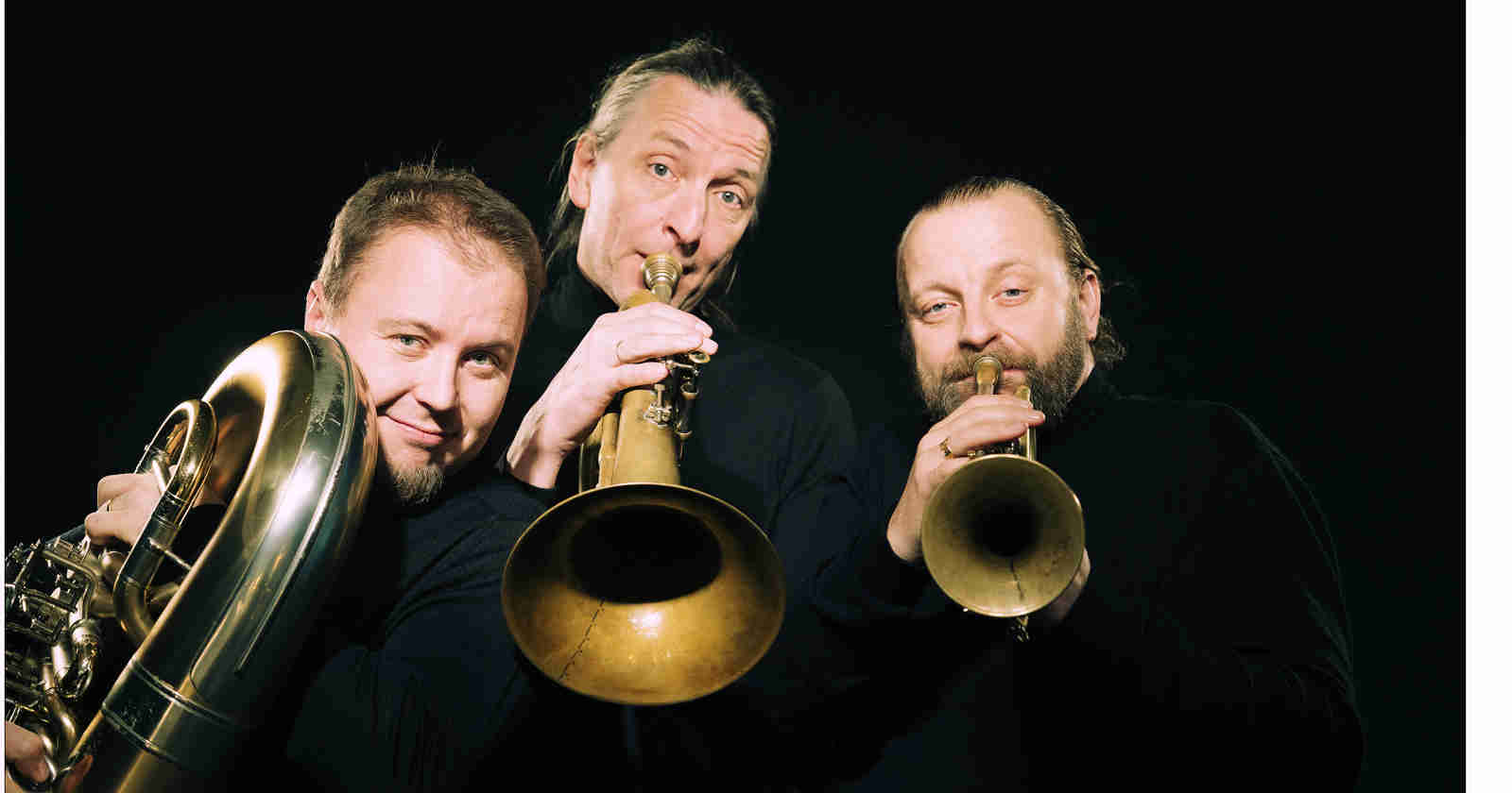 Drei Männer mit Trompeten