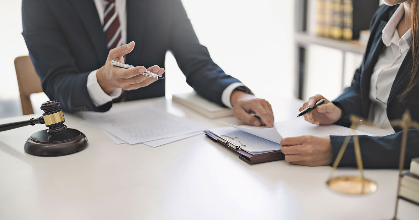 Juristen bei einer Besprechung | Credit: iStock.com/Chalirmpoj Pimpisarn