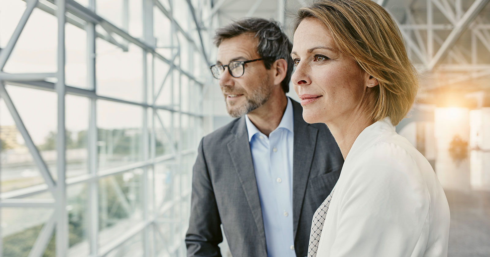 Eine Frau und ein Mann die aus dem Fester sehen | Credit: RVS