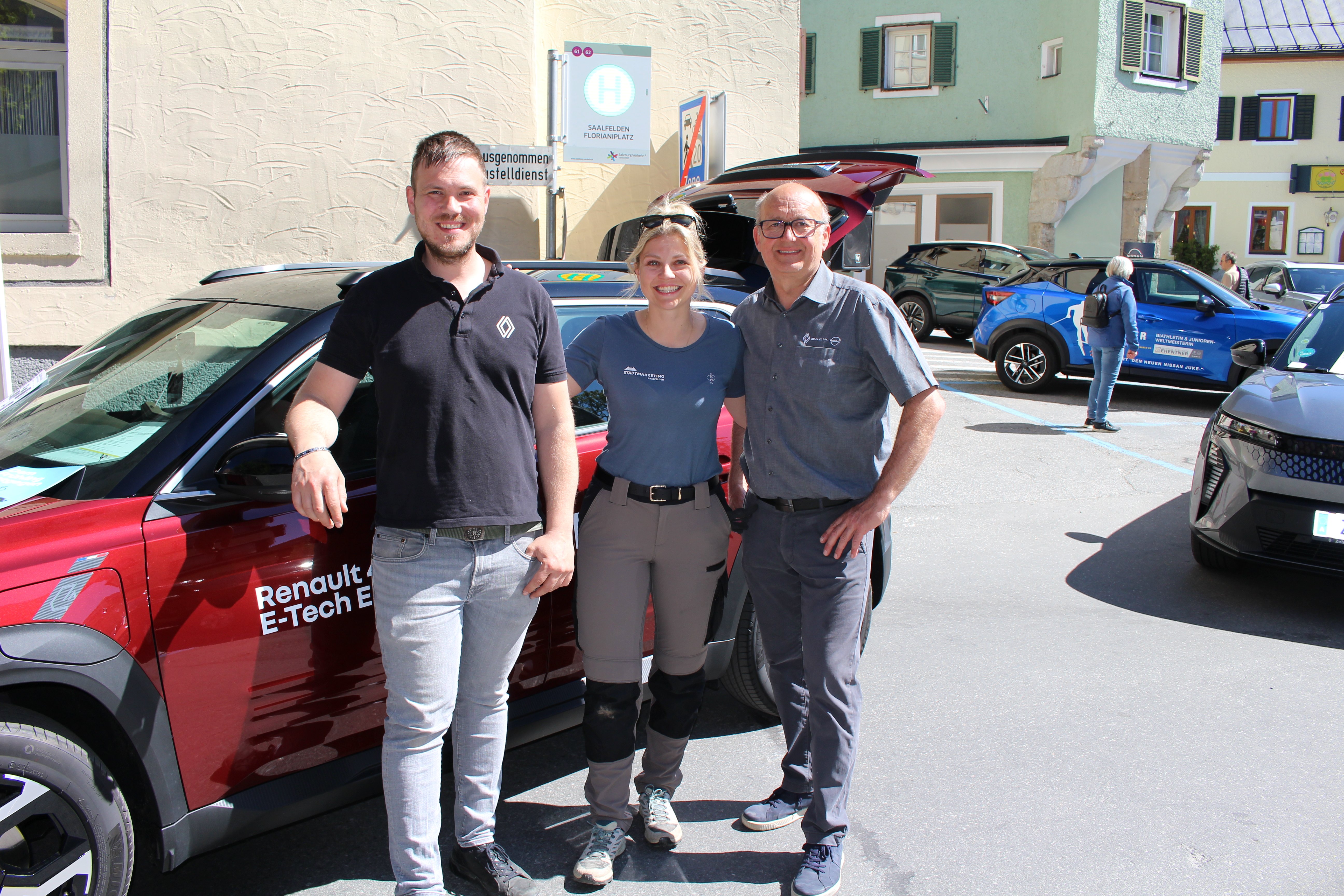 Autohaus Zehentner: Alexander und Harald Zehentner mit Eva-Maria Bürgler vom Stadtmarketing Saalfelden (v. li.).