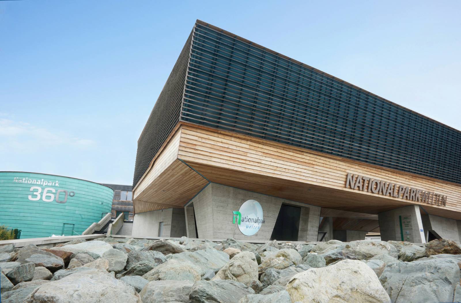 Nationalparkzentrum Hohe Tauern hinter blauem Himmel | Credit: Nationalparkzentrum Hohe Tauern/Harry Liebmann