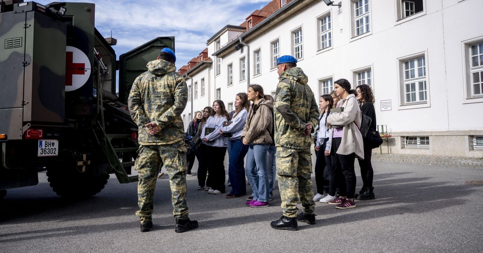 Blick in einen Kasernenhof während der Veranstaltung