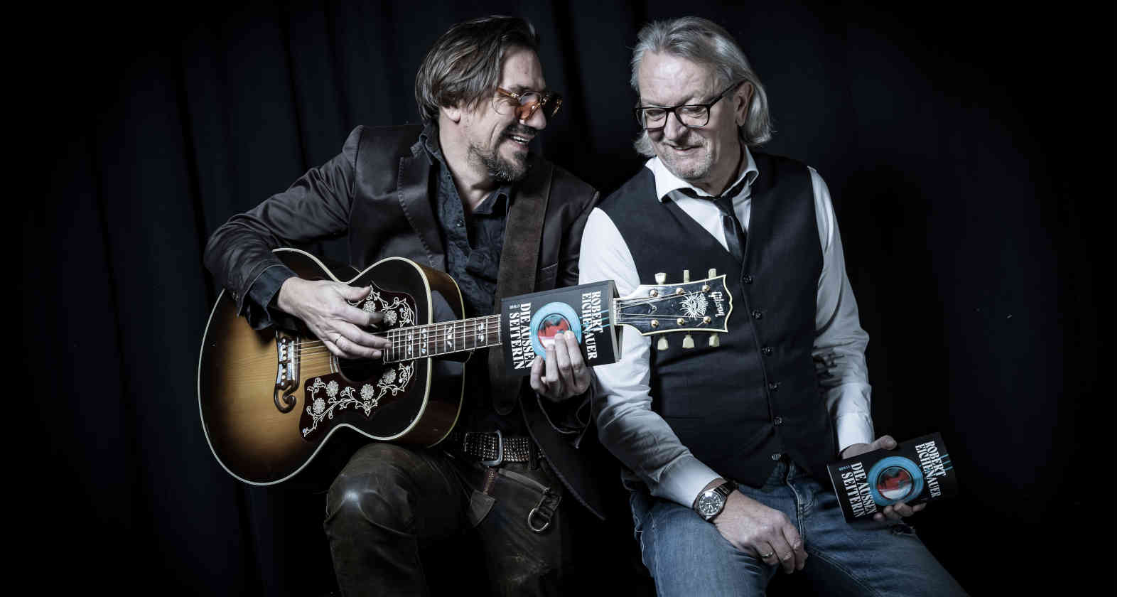 Zwei Männer und eine Gitarre