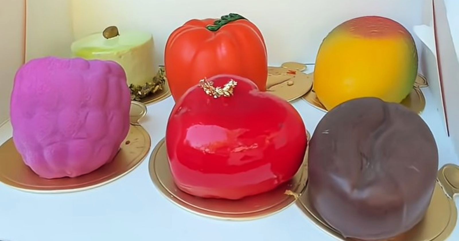 Virale Frucht-Desserts in Wien: Täuschend echte Mousse-Törtchen in Form von Mango, Himbeere und Birne bei Kashtan auf der Mariahilfer Straße