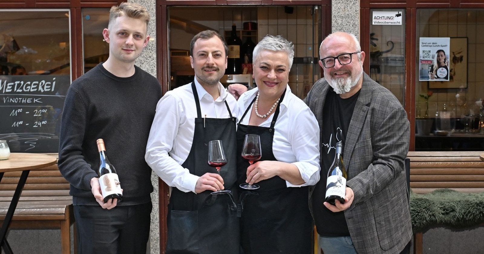 Weinhändler Martin Wakolbinger, Friedrich Walchshofer, Alte Metzgerei-Chefin Michaela Walchshofer und Winzer Sighardt Donabaum präsentieren einige der verkosteten Weine.