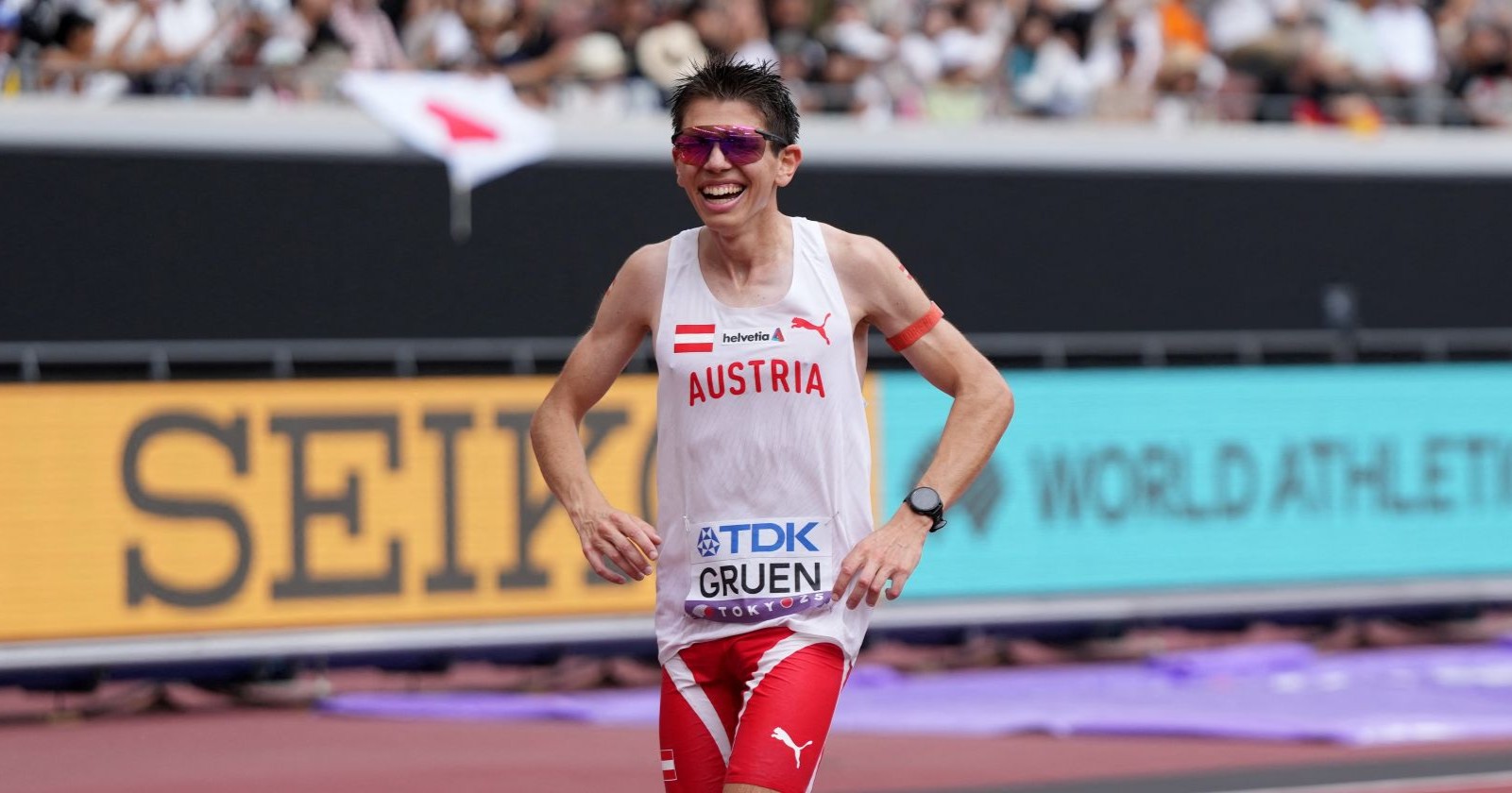 Aaron Gruen läuft im Trikot von Österreich beim Vienna City Marathon und zeigt während des Rennens eine emotionale Reaktion
