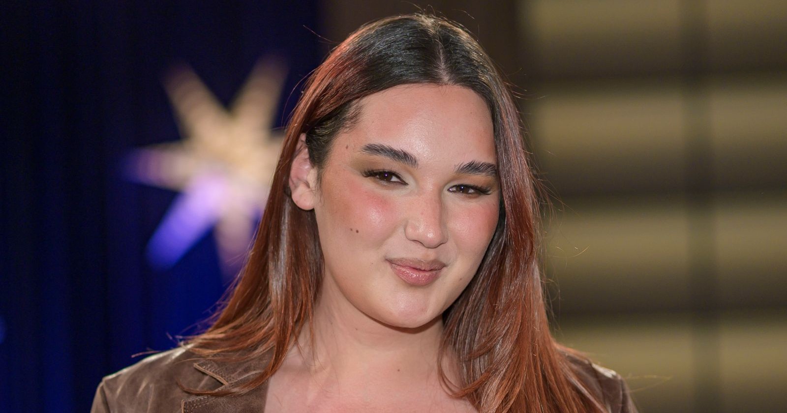 Alex Mariah Peter Porträt mit natürlichem Make-up und langen Haaren – GNTM-Siegerin zeigt sich nach Gewichtsverlust sichtbar verändert