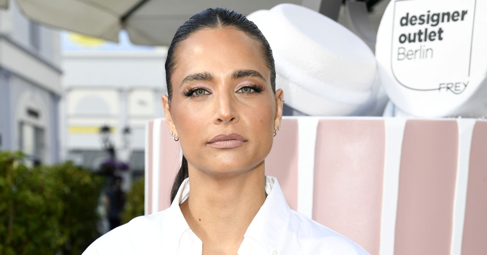 Amira Aly mit zurückgebundenen Haaren bei Event in Berlin nach Diskussion um ihre neue Bob-Frisur