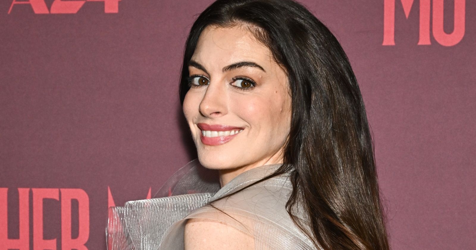 Anne Hathaway lächelt auf Event – Schauspielerin ist „schönste Frau der Welt 2026“ laut People Magazin